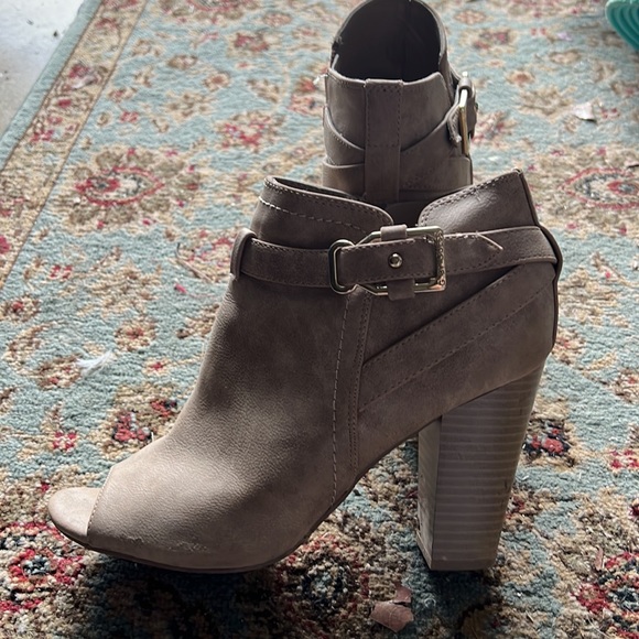 Guess tan booties- open toe size 7 - Picture 3 of 6